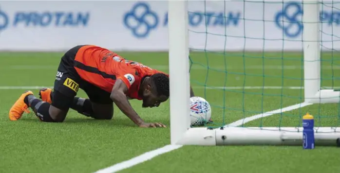  ?? ARKIVFOTO: FRED IVAR UTSI KLEMETSEN ?? KJENNER PÅ GRESSET: Dennis Antwi med hendene på bakken da han header inn mål mot Aalesund. Det harde underlaget er nå byttet ut.