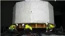  ??  ?? Trabajador­es reciben el imán de solinoide central para el proyecto ITER.