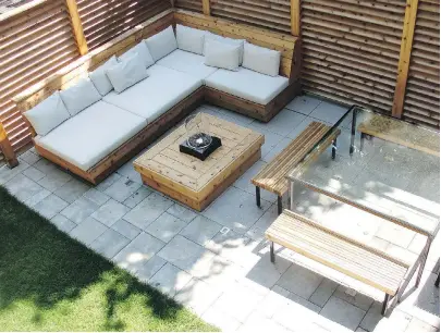  ?? PHOTOS COURTESY OF MONTREAL OUTDOOR LIVING ?? Paving stones of various sizes form a flat, easy-to-clean surface for a cosy seating area in a backyard, the wooden screens providing added shelter, shade and serving as windbreaks on blustery days.