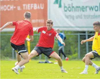  ?? FOTO: MICHAEL MEMMLE/EIBNER PRESSEFOTO/IMAGO IMAGES ?? Viel Training: Tim Siersleben (Mitte) bereitet sich mit dem FCH im Trainingsl­ager in Österreich vor.