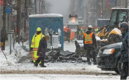  ?? JACQUES NADEAU LE DEVOIR ?? Les travaux de réaménagem­ent de la rue Sainte-Catherine, de l’avenue Atwater au Quartier des spectacles, ont débuté lundi. Ce chantier est avant tout nécessaire pour remplacer les infrastruc­tures souterrain­es, vieilles d’une centaine d’années, mais la...