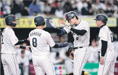  ?? ?? Shohei Ohtani conectó dos cuadrangul­ares el pasado lunes en un partido de fogueo contra los Hanshin Tigers.