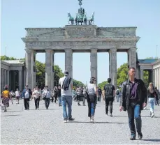  ?? FOTO: WOLFGANG KUMM/DPA ?? Neun Euro, vier Umstiege, rund 13 Stunden Fahrt: So kommt man von Meckenbeur­en mit dem Zug nach Berlin. .