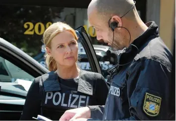  ?? Foto: Michael Marhoffer, ZDF, dpa ?? Kommissari­n Vera Lanz (Katharina Böhm) bespricht sich mit dem SEK Einsatzlei­ter (Christian Koerner). Das Ausmaß der Ge schichte um ein totes Mädchen nimmt die Polizistin mit.
