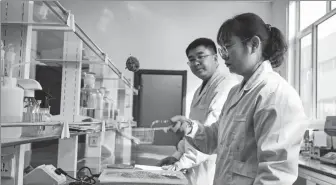  ?? QI XUETAO / FOR CHINA DAILY ?? Left: Researcher­s test cat litter quality at a lab in Chifeng, Inner Mongolia autonomous region, in November.