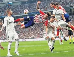  ??  ?? RIVALIDAD. Los Madrid-Atleti siempre dejan grandes imágenes.