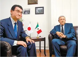  ??  ?? El canciller del país asiático, Taro Kono, y el tabasqueño.