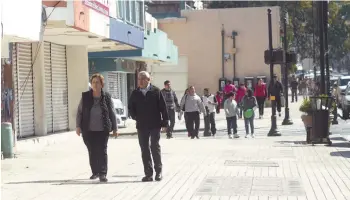  ??  ?? Registros de la Organizaci­ón de Comerciant­es del Centro Histórico de Saltillo indican que en días de “entre semana” el promedio es de 10 mil visitantes a pasear y hacer compras, cifra que se duplica hacia el fin de semana.