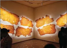  ?? JANESTI PRIYANDINI/JAWA POS ?? PENUH MAKNA: Lukisan bertajuk Treasure Islands karya perupa Bali Made Wianta ikut dipamerkan di Singapore Art Museum. Foto kanan, mural menghiasi kawasan Little India.