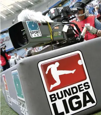  ?? Foto: Andreas Gebert, dpa ?? Endlich wieder Bundesliga: Mit dem Spiel der Bayern gegen Leverkusen startet heute Abend die neue Saison. Den Überblick zu be halten, wo und wann die Spiele im TV zu sehen sein werden, wird aber immer schwierige­r.