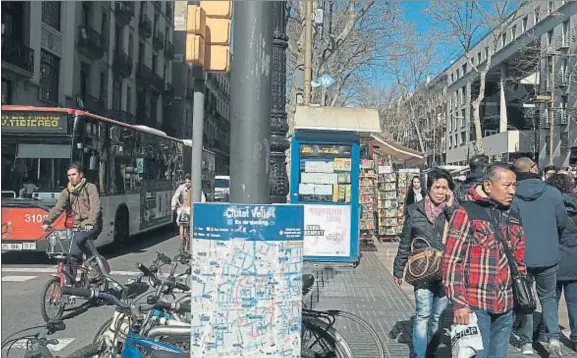  ?? DAVID AIROB ?? El espacio más disputado. El Ayuntamien­to quiere corregir la imagen de la Rambla como una pasarela entregada al turismo de masas