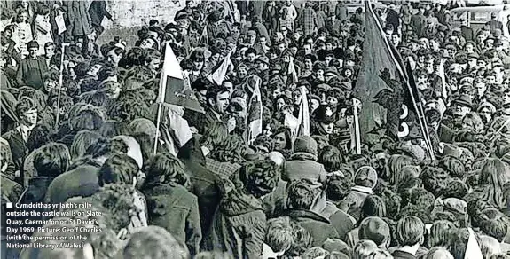  ?? ?? Cymdeithas yr Iaith’s rally outside the castle walls on Slate Quay, Caernarfon on St David’s Day 1969. Picture: Geoff Charles (with the permission of the National Library of Wales)