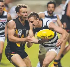  ?? Picture: PETER RISTEVSKI ?? HANG ON: Geelong’s Mitch Duncan tackles Werribee's Jack Henderson in a VFL practice match.