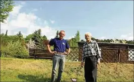  ??  ?? Die Gartenfreu­nde Gerald Buchold und Gerhard Hopfe pflanzten die Fliederbäu­me, auch zum Ausdruck der Verbundenh­eit des Vereins mit der Stadt. Foto: Hans-joachim Mattke