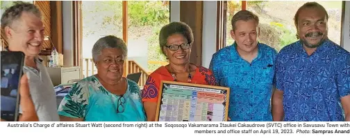  ?? Photo: Sampras Anand ?? Australia’s Charge d’ affaires Stuart Watt (second from right) at the Soqosoqo Vakamarama Itaukei Cakaudrove (SVTC) office in Savusavu Town with members and office staff on April 19, 2023.