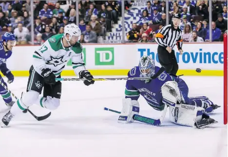  ?? BEN NELMS/THE CANADIAN PRESS ?? Dallas Stars forward Alexander Radulov scores the game-winning goal on Canucks goaltender Anders Nilsson Saturday in a game the Canucks played well for the most part, only to let up for a 10-minute stretch and get beat on a few important puck battles.