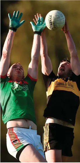  ?? DIARMUID GREENE/SPORTSFILE ?? Daithi Casey of Dr Crokes catches the ball ahead of Kilmurry Ibrickane’s Keith King during yesterday’s AIB Munster club SFC semi-final played at Dr Crokes’ home ground in Killarney