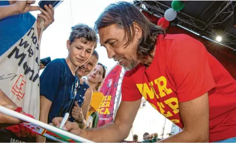  ??  ?? FCA-Trainer Martin Schmidt kam, sah – und musste gleich viele Autogramme schreiben. Der Coach war am Samstag am Stand des FCA bei den Sommernäch­ten zu Gast. Heute leitet er das erste Training. Foto: Klaus Reiner Krieger