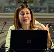  ??  ?? Presidente Isabel Fernandez è psicologa e psicoterap­euta: «Non avere contatti fisici e ravvicinat­i — dice — non è naturale e crea sofferenza»