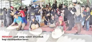  ??  ?? MENAMPI padi yang sudah ditumbuk bagi mendapatka­n beras.