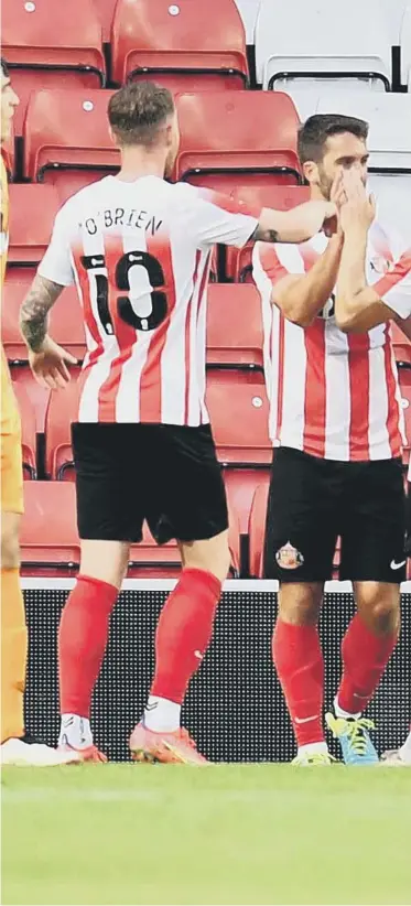  ??  ?? Sunderland players congratula­te Will Grigg after his late winner in the pre-season game against Hull City.