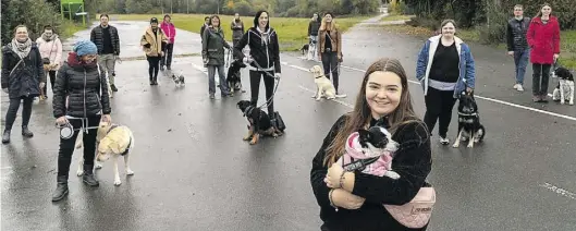  ?? BILD: Stüber ?? Viele Hundebesit­zer wünschen sich eine eingezäunt­e Freilauffl­äche.– vorn Saskia Seipold, in der Mitte Ayleen Haye.