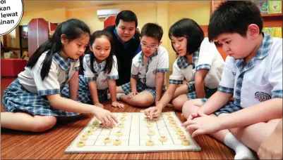  ??  ?? MAIN BARENG: Para murid kelas V dan VI Elyon Christian School bermain xiangqi saat istirahat di perpustaka­an sekolah. GUSLAN GUMILANG/JAWA POS