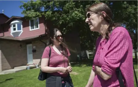  ?? PETER POWER/FOR THE TORONTO STAR ?? Evan Jones’ sister Jessie and mother, Caroline Leblanc, outside the home. Leblanc remains in the home saying she couldn’t move, or move on.