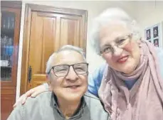  ?? ?? Isabel Agúndez Junto a Luis, su marido. La influencer de
▷
Malpartida de Cáceres acaba de cumplir 73 años.