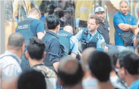  ?? FOTO: DPA ?? Gaffen, bis der Arzt kommt, hier bei einem Polizeiein­satz in der Fußgängerz­one Zeil in Frankfurt.