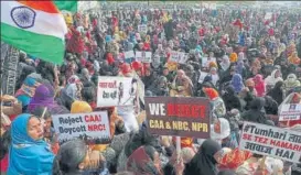  ?? DEEPAK GUPTA/HT ?? ■
Protesters at the Clock Tower in Lucknow on Tuesday.