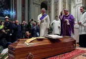  ??  ?? Benedizion­e Il cardinale Sepe accanto alla bara di don Riboldi