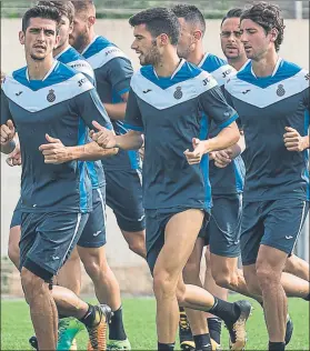  ??  ?? Gerard, Aarón y Granero, apretando las tuercas. El Espanyol debuta en Sevilla