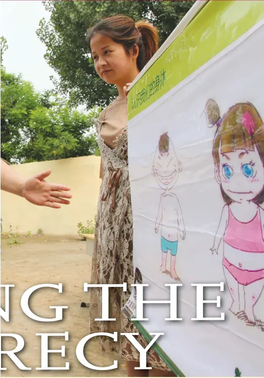  ?? Photo: IC ?? A volunteer with the Girls Protection Fund teaches students in a rural school in Henan Province how to protect themselves from sexual abuse.