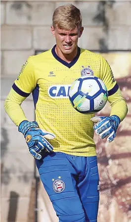  ??  ?? Goleiro Douglas é liberado para enfrentar o Vitória no clássico de amanhã