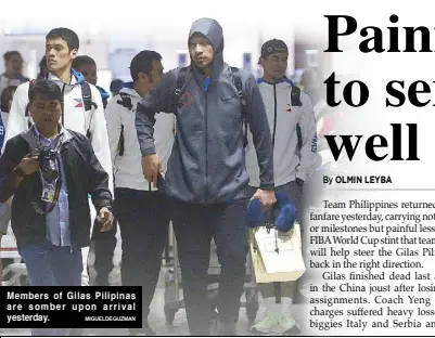  ?? MIGUELDEGU­ZMAN ?? Members of Gilas Pilipinas are somber upon arrival yesterday.