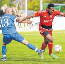  ?? FOTO: ROLF SCHULTES ?? Bayram Kürtoglu (links) und der SV Haisterkir­ch haben haben Wilhelmsdo­rf (Faruk Morou) mit 4:1 besiegt.