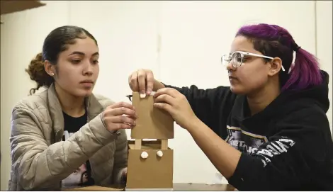  ?? LAUREN A. LITTLE – MEDIANEWS GROUP ?? Reading High Jazlynn Marie Montalvo, left, and junior Shyann Ilei Eaddy work on their earthquake-proof structure on Thursday.