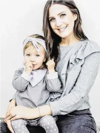  ?? BILD: SN/LITTLE COZY/OH ELLA ?? Katharina Kobar mit Nichte Marie auf dem Schoß.