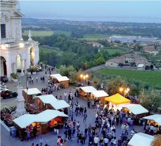  ??  ?? Dissetante Un’immagine della scorsa edizione della Fiera del Vino allestita a Polpenazze del Garda