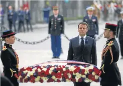  ?? ?? El jefe de Estado francés homenajeó al general Charles de Gaulle depositand­o una corona de flores ante su estatua.