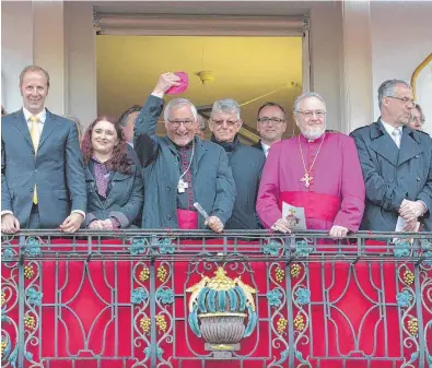  ??  ?? Sichtlich viel Freude bereitete der Blutritt auch auf dem Balkon des Rathauses ( von links): Ravensburg­s Oberbürger­meister Daniel Rapp, Bundestags­abgeordnet­e Agnieszka Brugger, Bischof Gebhard Fürst, Bischof Erwin Kräutler, Weingarten­s...