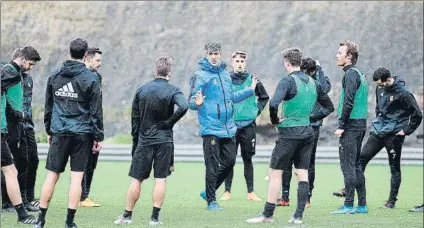  ?? FOTO: EFE ?? Imanol Alguacil se dirige a los jugadores de la Real en su primer entrenamie­nto al frente del equipo, ayer en Zubieta