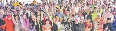  ??  ?? MERDEKA!: Richard (empat kanan, barisan kedua) mengetuai guru dan murid melaungkan ‘Merdeka!’ pada sambutan Hari Malaysia di SK St Mary, Sibu kelmarin.