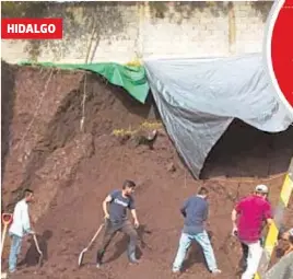  ?? CORTESÍA: PC TLANCHINOL ?? Cuerpos de rescate buscan a un trabajador que quedó sepultado por toneladas de tierra cuando laboraba en la edificació­n de una barda en Tlanchinol. Otro albañil fue rescatado sin vida