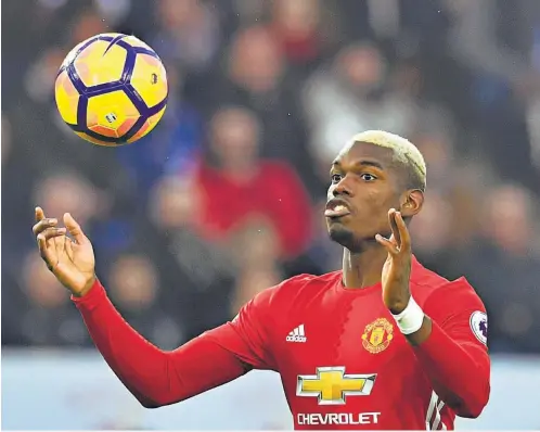  ??  ?? FIGURA. El francés Paul Pogba, volante del Manchester United, es el crack al que se agarran los diablos rojos para la final de hoy.