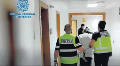  ?? IMAGEN FACILITADA POR LA POLICÍA NACIONAL ?? Agentes de la Policía Nacional conducen al detenido.