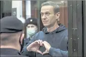  ?? MOSCOW CITY COURT ?? Russian opposition leader Alexei Navalny shows the heart symbol during a hearing at the City Court in Moscow.