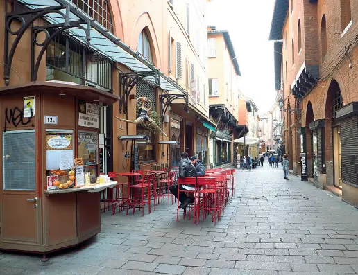  ?? Il deserto ?? La paura del contagio ha svuotato zone di Bologna come quella del Quadrilate­ro in genere piene di cittadini e di turisti