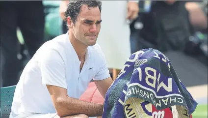  ?? FOTO: EFE ?? Roger Federer, lágrimas de emoción. Lloró cuando vio aparecer en su palco de técnicos y familiares a sus cuatro hijos